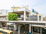 東海道本線「藤沢」駅まで1687m、駅周辺は湘南地方でも随一の繁華街で、百貨店や大型スーパーが林立する他、数多くの商店や飲食店が並ぶ商店街も各方向にある。