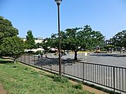 旭台中央公園 まで711m、木陰はひんやり気持ちの良い公園。保育園の子も遊びに来ます。