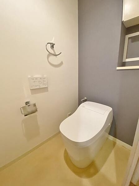 《トイレ》 ■手洗い水栓のあるホテルライクなタンクレストイレです。程よい空間が一時の安らぎタイム。