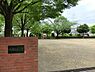 周辺：成瀬台北公園まで768m、広々としたスペースは真ん中の木で遊具エリアとグラウンドが区切られています。遊具エリアには立派なパーゴラもあります
