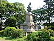 掃部山公園まで393m、遊具が設置された広場や池を配した和風庭園があり、横浜能楽堂が建てられています。桜の名所としても知られています。