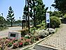 周辺：岡村公園まで919m、約150本の梅が植えられ、散策路も設けられています。野球場やテニスコートもあり、夜景スポットとしても有名な公園です。