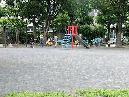 矢向1丁目公園まで1004m、鶴見川沿いにあるとっても広い公園です。 保育園の子どもたちがお散歩に来ていても、のびのびと走り回って遊ぶことができます