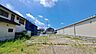 その他：《外観》　青空の下、洗練されたデザインが輝く住まい。新しい暮らしを始めるのにふさわしい、光と風が心地よい空間です。
