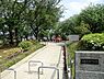 周辺：上谷本第一公園まで965m、ブランコ、幼児用複合遊具、子供の家、健康遊具などさまざまな施設がぎゅっとつまった公園です。