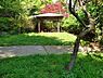 周辺：三王山公園まで828m、複合型遊具がありボール遊びが出来る広い東エリアと、ソフトボールやグランドゴルフなどで使用される西エリアからなる公園