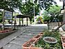 周辺：別所中里台公園まで740m、木々が沢山あり夏は木陰ができてあそびやすそうです。広場ではボール遊びや自転車練習をしている子供達がいてにぎやかです。