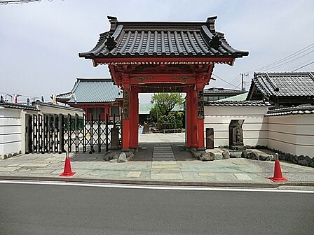 ルンビニ幼稚園まで265m、静かな住宅地の中にあります。広い園庭では裸足で元気に駆け回る園児たちの姿を見ることが出来ます。