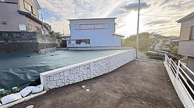 外観:《外観》 ■ここから一つ一つ思い出を紡いでいく。マイホームはいつも家族の歴史とともにあります。おしゃれな外観が家に帰るのを楽しみにしてくれます。ウッドデッキ越しに八景島の眺望を望む。 外観:《外観》 ■ここから一つ一つ思い出を紡いでいく。マイホームはいつも家族の歴史とともにあります。おしゃれな外観が家に帰るのを楽しみにしてくれます。ウッドデッキ越しに八景島の眺望を望む。
