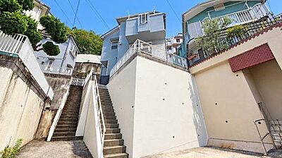 外観:《外観》 ■機能性とデザイン性を兼ねそろえた理想の住まい。美しい外観やくつろぎの室内空間にふさわしい素材・形・色彩、上質感に満ちております。 外観:《外観》 ■機能性とデザイン性を兼ねそろえた理想の住まい。美しい外観やくつろぎの室内空間にふさわしい素材・形・色彩、上質感に満ちております。