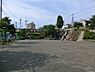 周辺：出刈場公園まで146m、公園中央の長い石の滑り台が人気です。