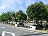 周辺：杉田大谷第ニ公園まで725m、複合遊具、砂場、鉄棒、ブランコがあります。広場は小さめです。