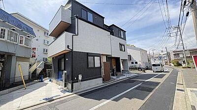 外観:《外観》 ■ここから一つ一つ思い出を紡いでいく。マイホームはいつも家族の歴史とともにあります。おしゃれな外観が家に帰るのを楽しみにしてくれます。 外観:《外観》 ■ここから一つ一つ思い出を紡いでいく。マイホームはいつも家族の歴史とともにあります。おしゃれな外観が家に帰るのを楽しみにしてくれます。
