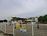 周辺：森が丘幼稚園まで611m、上大岡駅から徒歩約15分の閑静な住宅地の中にあり、近くには当園自慢の農園(モリモリファーム)があります。