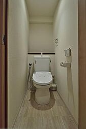 [トイレ] トイレはひとりでいろいろ思考や想像できる大切な空間。何か考え事しているときは思いきってトイレに入りましょう。いいアイデアがポーンと浮かんでくるかも。
