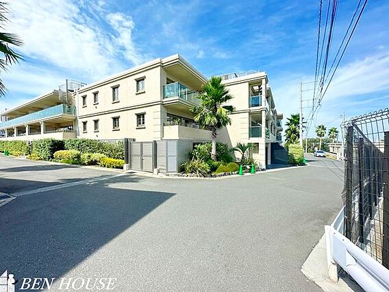 外観・高台に立...