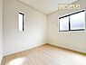 洋室：窓から注がれる陽光で明るい空間。