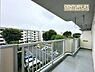 バルコニー：屋根付きのバルコニーで急な雨で洗濯物が濡れてしまう心配もありません。