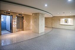 [エントランス] ゆったりとしたエレベーターホールは大理石調の磁器タイルや御影石といった素材が用いられた上質な空間。