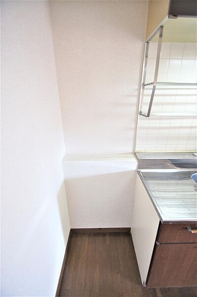 画像14:キッチン横には冷蔵庫を設置するスペースがあります。