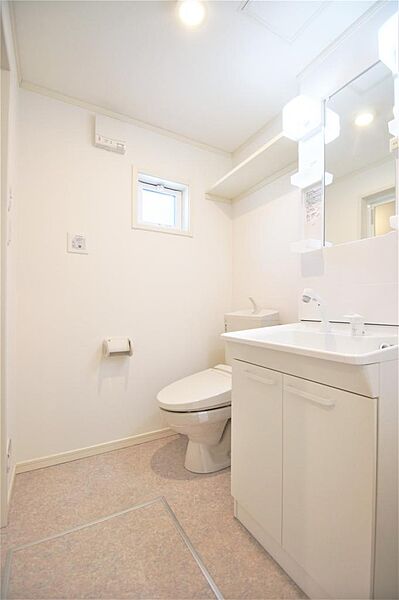 画像15:洗面所はトイレ・洗面化粧台があります。