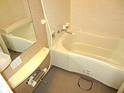 浴室内にも給湯パネルで温度調節できます