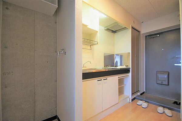 画像9:キッチンは一口ガスコンロ完備。棚や収納スペースが充実していて使い勝手良好。