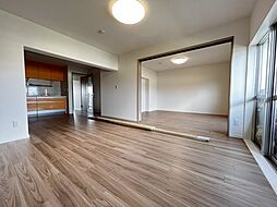 [居間] 約17帖のリビングスペースです。壁付キッチンなので居室が広々使用できます