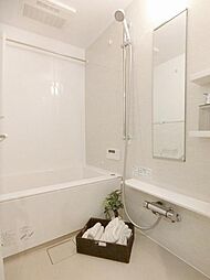 [風呂] 白を基調とした清潔感あるバスルーム。追い焚き機能・浴室乾燥機を搭載。