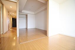 [内装] リビング隣の6.3帖洋室。収納があり、廊下側からも出入りができるため独立したお部屋としても使えます