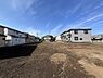 外観：整地された広い土地はアイデア次第で様々な活用が可能です。周囲には住宅が立ち並び落ち着いた環境が魅力です。空が広く感じられ開放感があります。