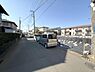 その他：静かな住宅街に位置するこの物件は周辺環境が整っています。前面道路は車の通行に便利な広さがありアクセスが良好です。日当たりが良く開放的な印象を与えます。住み心地の良さを感じられる立地です。