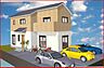 その他：2階建ての外観が特徴的な住まいです。ナチュラルな色合いの外壁が印象的です。駐車スペースが広く複数台の車や自転車の置き場が確保されています。周囲には開放感のある空間が広がっています。