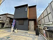 シックな外観が特徴の建物です。窓の配置が印象的で採光に配慮されています。建物の新しさが感じられます。