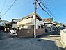 その他：角地に位置し開放感があります。前面道路が広く車での出入りもしやすいです。周辺には住宅が多く落ち着いた街並みが広がっています。建物の外観も明るい印象です。
