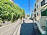 その他：日当たりの良い道路沿いの風景が広がっています。周辺には緑の生垣がしっかりと整備されています。道幅もゆったりとしており歩きやすい環境です。建物の外観も清潔感があります。
