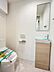 トイレ：清潔感のあるシンプルなトイレ空間です。手洗いカウンター付きで使いやすいレイアウトになっています。壁付けのペーパーホルダーや操作パネルもスッキリと配置されています。全体が明るく開放的な印象です。