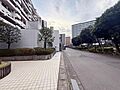 道路沿いに位置...