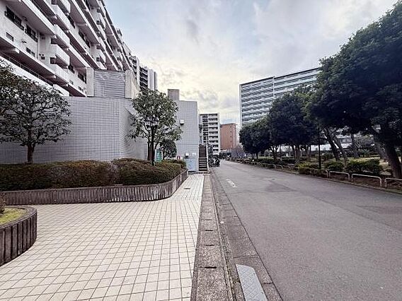 道路沿いに位置...
