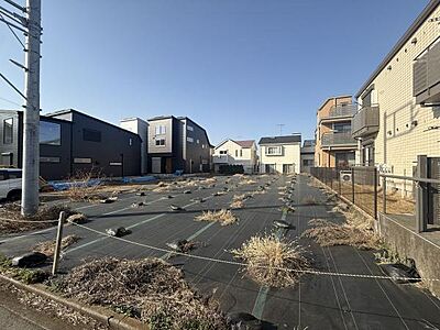 外観：周辺には新しい住宅が並び開放感のある街並みが広がっています。日当たりが良く敷地も十分な広さが確保されています。落ち着いた雰囲気の住宅街に位置しています。道路に面してアクセス面も良好です。