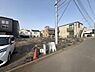 その他：前面道路が広々としており車の出し入れがしやすい環境です。隣接する住宅も整然としていて落ち着いた印象を与えます。南側に開けた立地で日当たりも期待できます。現地の状態をしっかりとご確認いただけます。