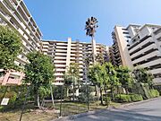 南向きで日当たりの良い立地に位置し明るく開放的な印象を与えます。建物周囲には緑豊かな植栽が施されていて心地よい景観を楽しめます。バルコニーも広めに設計されており利便性が考慮されています。
