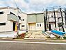 その他：シンプルなデザインの建物が並びゆったりとした雰囲気の前面道路が魅力的です。駐車スペースも確保されており生活動線に配慮された設計です。外観は明るい色合いで開放感があります。