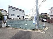 落ち着いた住宅街に位置し周囲には整然とした家並みが広がっています。道路に面しておりアクセスにも便利です。前面は開放感があり陽当たりにも期待できます。両隣も住宅で安心感のある環境となっています。