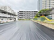 平坦な地形が特徴の土地写真です。周囲には住宅やマンションが立ち並び利便性が感じられます。敷地が広く日当たりも期待できる現地土地写真です。