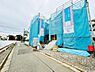 その他：前面道路が広く車の出入りもしやすい現地写真です。視界が開けており交通量も落ち着いた印象です。建物の工事も進んでおり完成が楽しみな現地の様子がご覧いただけます。周辺環境もあわせて確認可能です。