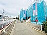 その他：現地周辺は幅のある前面道路が続き車の出し入れもスムーズに行いやすい環境です。現地の様子がしっかりと確認できる写真で工事の進捗状況も分かります。