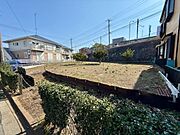 現地土地写真から分かるように日当たりが良好な土地です。周辺は住宅が立ち並び落ち着いた雰囲気が伝わります。隣接道路は整備されておりアクセス面でも安心です。