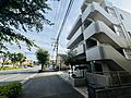 建物の外観が目...