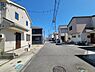 その他：陽当たりの良い現地建物と前面道路の写真です。建物周りがゆったりとしたスペースで確保されています。駐車スペースも広く車の出し入れがしやすそうです。閑静な住宅街の一角で周囲も整った街並みが感じられます。